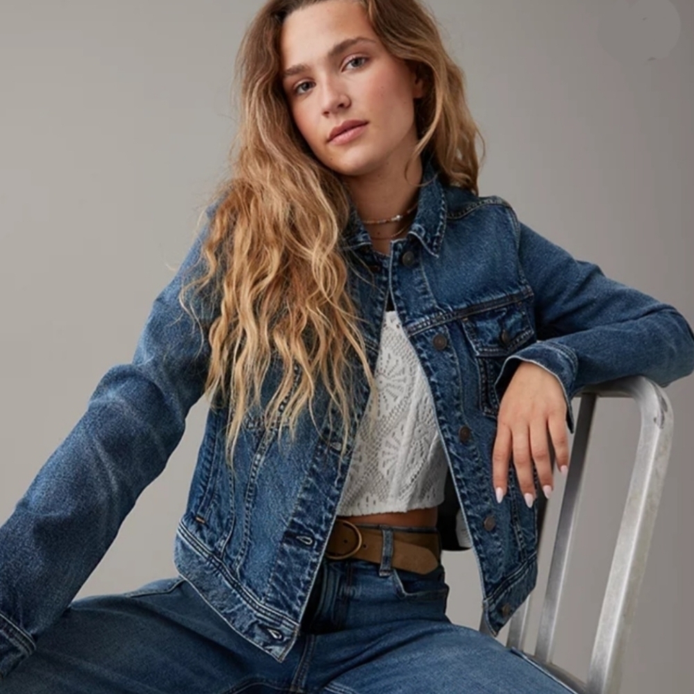 AMERICAN EAGLE • Distressed Trucker Jean Jacket• Hand Pockets • Small • EUC •